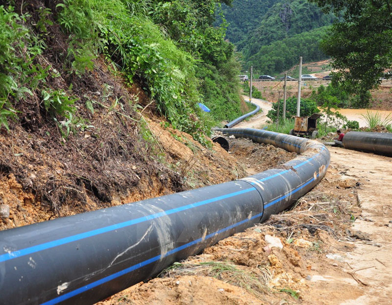 Ống nhựa thoát nước thải HDPE đang được lắp đặt trong công trình cầu cống